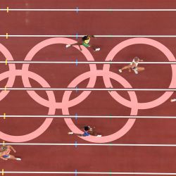La bahameña Shaunae Miller-Uibo gana las semifinales de los 400 metros femeninos durante los Juegos Olímpicos de Tokio 2020 en el Estadio Olímpico de Tokio. | Foto:Antonin Thuillier / AFP
