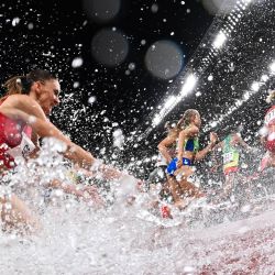 Las atletas compiten en la final de 3.000 metros obstáculos femeninos durante los Juegos Olímpicos de Tokio 2020 en el Estadio Olímpico de Tokio. | Foto:Andrej Isakovic / AFP