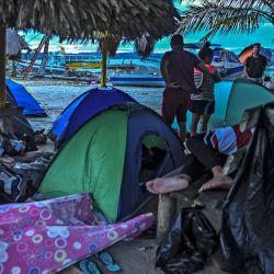 Migrantes varados de Venezuela acampan en la playa de Necoclí, Colombia. - Miles de migrantes pasan por el pequeño muelle de Necoclí en su viaje de semanas desde Sudamérica hasta Estados Unidos. | Foto:Joaquin Sarmiento / AFP