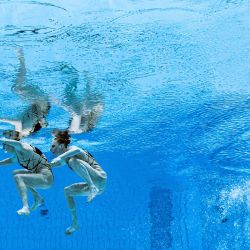 Una vista submarina muestra a las rusas Svetlana Kolesnichenko y Svetlana Romashina mientras compiten para ganar la final de la prueba de natación artística de rutina libre femenina durante los Juegos Olímpicos de Tokio 2020 en el Centro Acuático de Tokio. | Foto:François-Xavier Marit / AFP