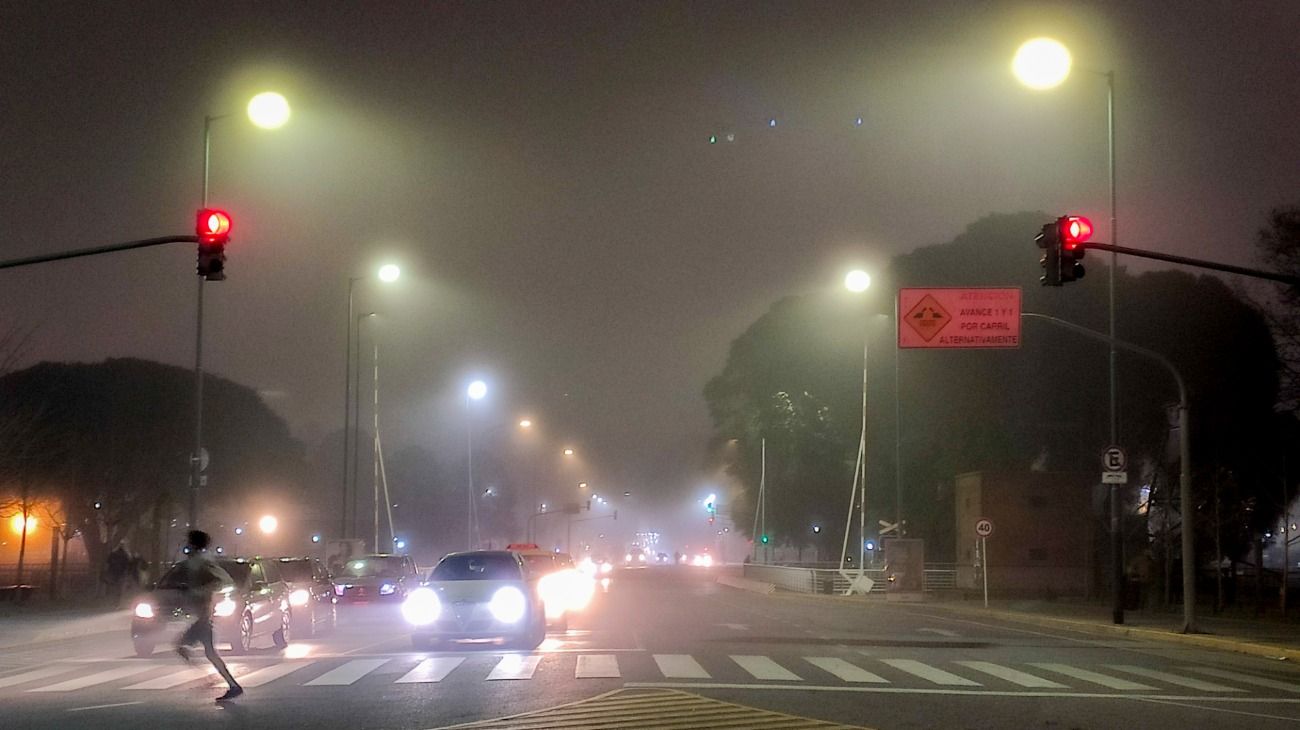 Buenos Aires cubierta de una densa niebla.