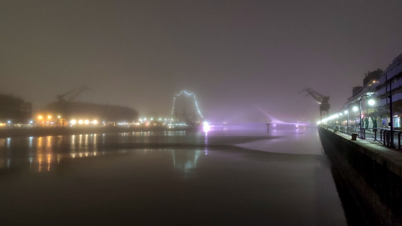 Buenos Aires cubierta de una densa niebla.