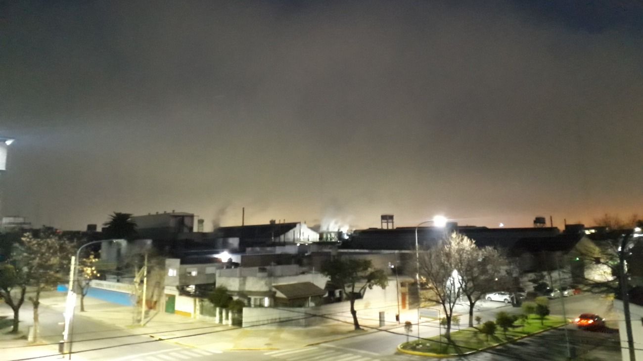 Buenos Aires cubierta de una densa niebla.