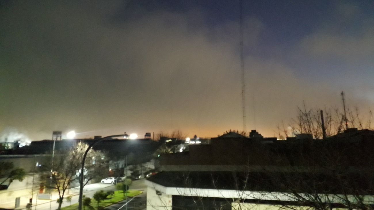 Buenos Aires cubierta de una densa niebla.