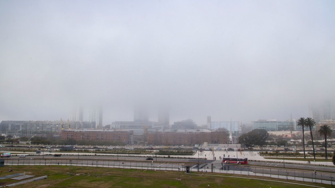 Buenos Aires cubierta de una densa niebla.