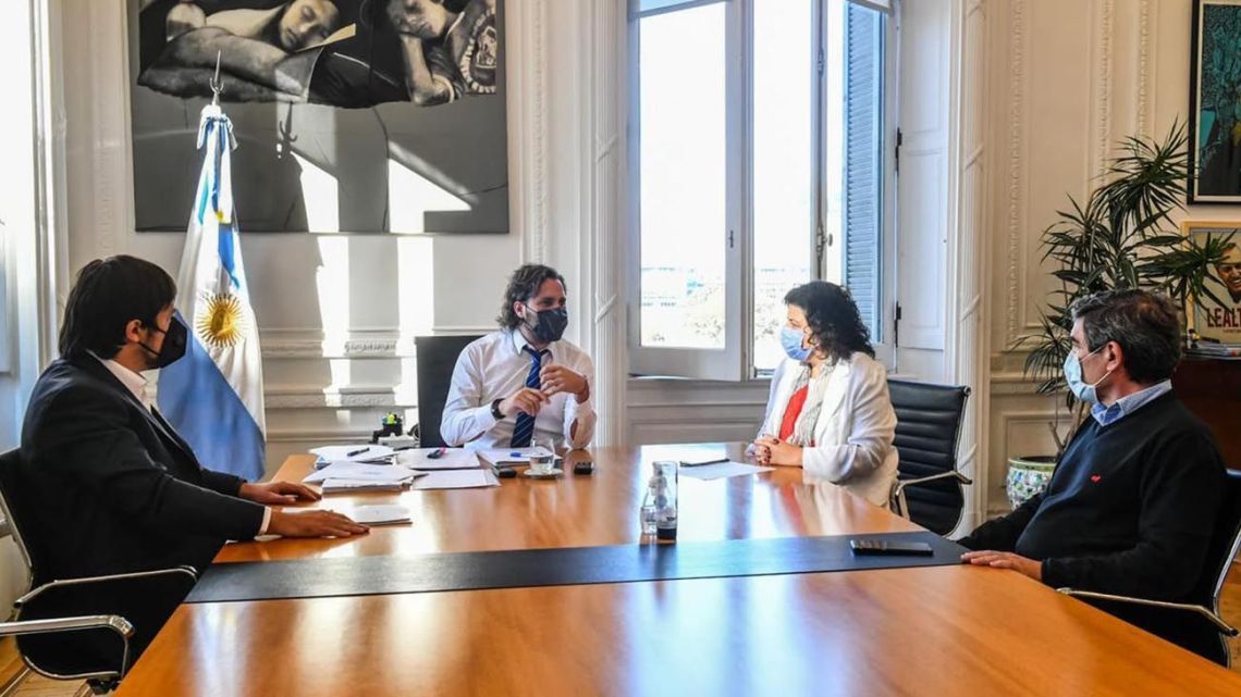 Health Minister Carla Vizzotti and Cabinet Chief Santiago Cafiero hold a meeting at the Casa Rosada.