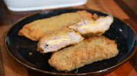 Milanesas rellenas y ensalada de papas y huevo