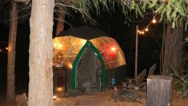 En Microcervecería Patagonia, ubicada en la avenida Bustillo Km 24,7, se puede disfrutar de una exclusiva experiencia de comida dentro de un iglú.