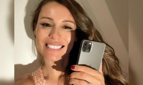 Pampita tiene un sticker de ella misma y reveló en qué ocasiones lo usa