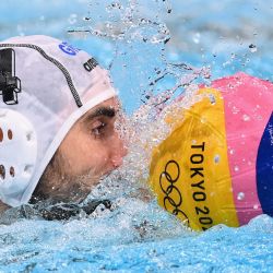 El griego Marios Kapotsis nada con el balón durante el partido de cuartos de final de waterpolo masculino de los Juegos Olímpicos de Tokio 2020 entre Grecia y Montenegro en el Centro de Waterpolo Tatsumi en Tokio. | Foto:Angela Weiss / AFP