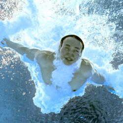 Una vista submarina muestra al chino Xie Siyi después de completar su clavado para ganar la prueba final de trampolín masculino de 3 metros durante los Juegos Olímpicos de Tokio 2020 en el Centro Acuático de Tokio. | Foto:François-Xavier Marit / AFP