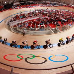 Ciclistas compiten en la carrera de ciclismo en pista masculino durante los Juegos Olímpicos de Tokio 2020 en el Velódromo de Izu, Japón. | Foto:Odd Andersen / AFP