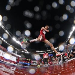 El marroquí Soufiane El Bakkali compite en la final masculina de 3.000 metros obstáculos durante los Juegos Olímpicos de Tokio 2020 en el Estadio Olímpico de Tokio. | Foto:Andrej Isakovic / AFP