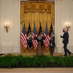 El presidente de los Estados Unidos, Joe Biden, llega para hablar sobre la vacunación contra el virus Covid y los avances de su Administración en la lucha contra la pandemia en la Sala Este de la Casa Blanca en Washington, DC. | Foto:Jim Watson / AFP