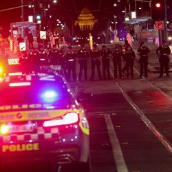 La policía forma un bloque de carretera durante las protestas contra el bloqueo en Melbourne, cuando las autoridades anunciaron un sexto bloqueo para la ciudad en los esfuerzos para frenar el brote del Delta. | Foto:Con Chronis / AFP