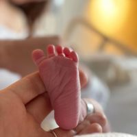 Las mejores fotos de Ana, la hija de Pampita, a dos semanas de su nacimiento