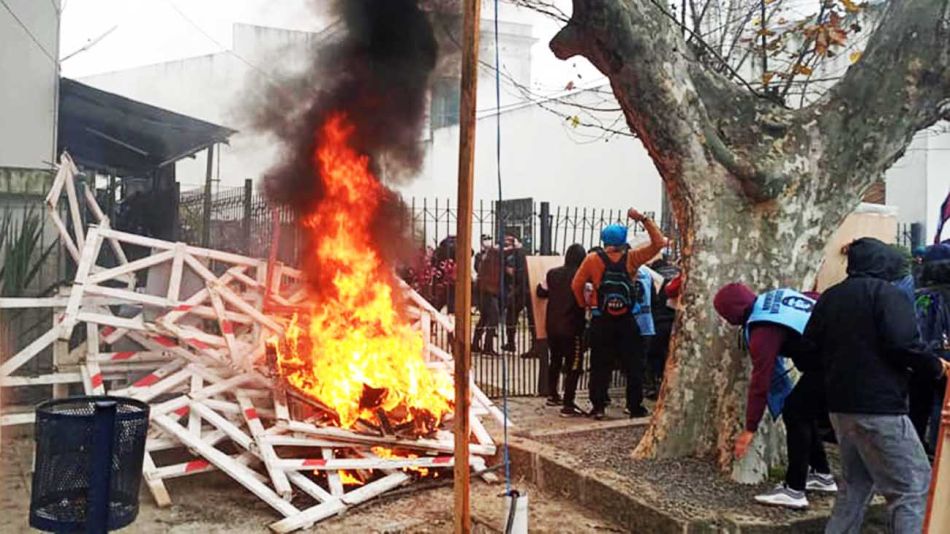  Protesta y destrozos de organizaciones sociales y piqueteras en la Municipalidad de Lomas de Zamora  .  