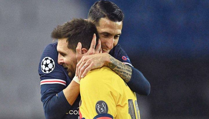 Di María abraza a Leo en febrero de este año, cuando el PSG eliminó al Barcelona de la Champions League. Seis meses después, Leo volverá a París con otra camiseta.
