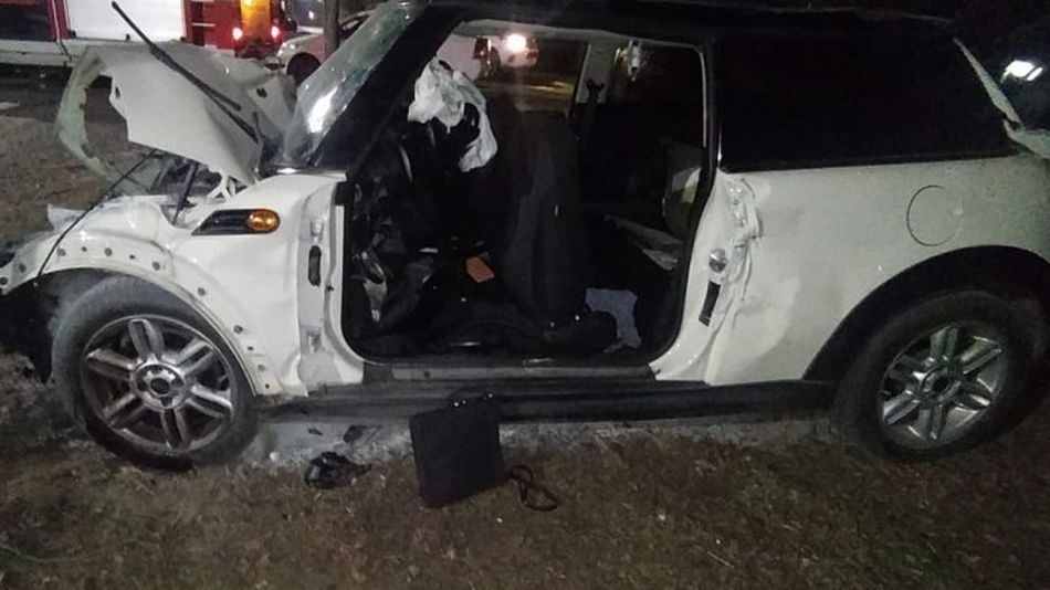 El Mini Cooper en que viajaban los jóvenes que protagonizaron el terrible accidente en San Pedro.
