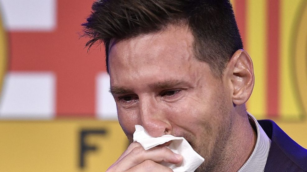 Messi llora en su conferencia de prensa en Barcelona. "Nuna había pensado en esta despedida", admitió.