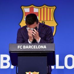 Lionel Messi llora durante una rueda de prensa en el estadio Camp Nou de Barcelona. - Se esperaba que Messi, seis veces ganador del Balón de Oro, firmara un nuevo contrato de cinco años con el Barcelona el 5 de agosto, pero en cambio, después de 788 partidos, el club anunció que se va a los 34 años. | Foto:Pau Barrena / AFP