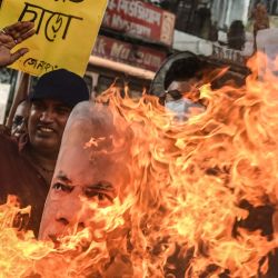 Trabajadores del Congreso gritan consignas y queman una efigie del primer ministro de la India, Narendra Modi, para protestar contra las políticas económicas del gobierno en Calcuta. | Foto:Dibyangshu Sarkar / AFP