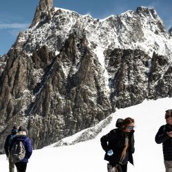 Turistas caminan cerca del pico Helbronner en el macizo del Mont Blanc, al noroeste de Italia. | Foto:Marco Bertorello / AFP