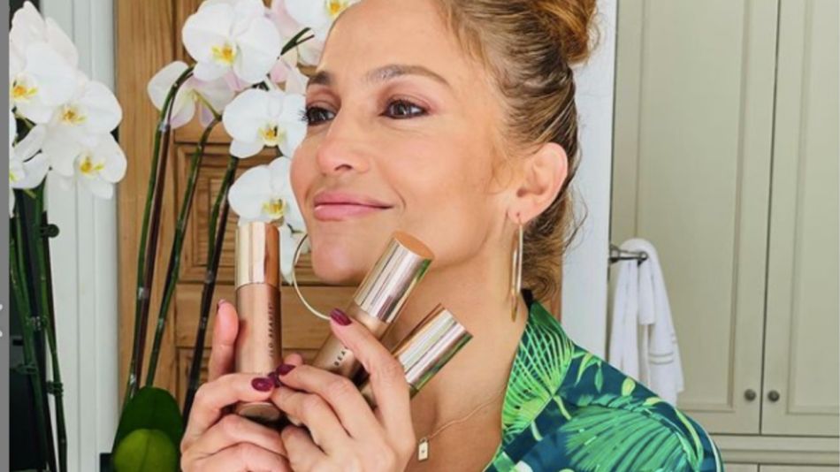 La técnica que aplica Jennifer López para cuidar su piel a los 52 años 