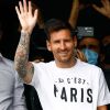 Lionel Messi saluda a los fanáticos del PSG desde una de las ventanas del aeropuerto de París. // Telam