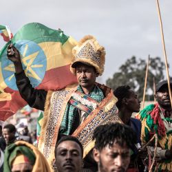 Un manifestante ondea la bandera etíope durante una manifestación contra las fuerzas pro-TPLF (Frente de Liberación Popular de Tigray) y para apoyar a las fuerzas armadas de Etiopía en Addis Abeba. | Foto:Amanuel Sileshi / AFP