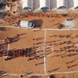 Esta vista aérea muestra a jóvenes atletas reunidos en un campo de desplazados sirios durante las llamadas  | Foto:Omar Haj Kadour / AFP