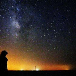 Una mujer observa la galaxia de la Vía Láctea que se eleva en el cielo nocturno en el desierto de al-Salmi en Kuwait, a 120Km al norte de la capital. | Foto:Yasser Al-Zayyat / AFP