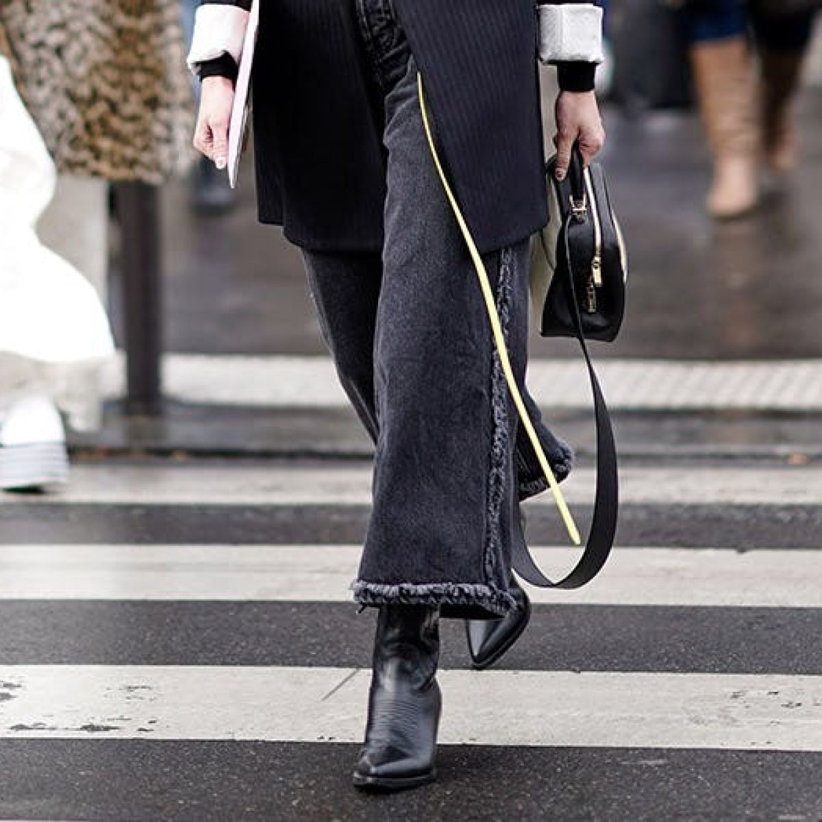 Sara Carbonero sabe que los vaqueros 'wide leg' se combinan con botas  estilo cowboy