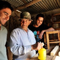 Los artesanos preparan y venden sus productos a la vera del camino en Tafí del Valle.