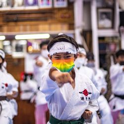 Esta foto muestra a estudiantes practicando karate en un  | Foto:Philip Fong / AFP