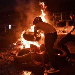 Manifestantes a favor de la democracia chocan con la policía durante una protesta que pide la dimisión del primer ministro Prayut Chan-O-Cha por la gestión del gobierno tailandés de la crisis del coronavirus Covid-19, en Bangkok. | Foto:Lillian Suwanrumpha / AFP