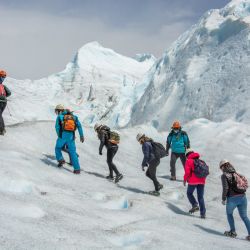Trekking en los glaciares, caminatas por la montaña, un poco de historia y navegación, parte de la oferta de agosto en la provincia de Santa Cruz.