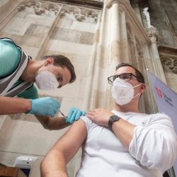 Un hombre se vacuna en el centro de vacunación instalado en la Capilla de Bárbara de la famosa Catedral de San Esteban en Viena, en medio de la nueva pandemia de coronavirus / COVID-19. | Foto:Alex Halada / AFP