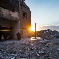 El sol se pone detrás de los escombros en la ciudad septentrional siria de Raqa, la antigua capital siria. | Foto:Delil Souleiman / AFP