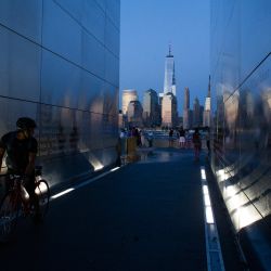 La gente visita el monumento al cielo vacío del 11 de septiembre en Jersey City, Nueva Jersey. - En el emblemático horizonte de Manhattan quedan pocas cicatrices de la destrucción que dejaron los atentados terroristas del 11 de septiembre, que rompieron la sensación de seguridad de Estados Unidos y sumieron a Occidente en la guerra de Afganistán. | Foto:Kena Betancur / AFP
