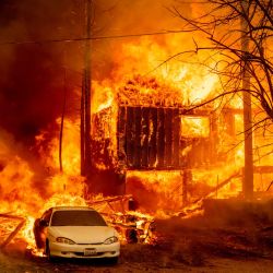 Una casa es devorada por las llamas mientras el incendio Dixie avanza en Greenville, California. | Foto:Josh Edelson / AFP