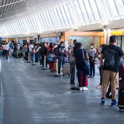 Pasajeros hacen cola con sus maletas en las salidas del aeropuerto Martinique-Aime Cesaire, en Le Lamentin, en la isla caribeña francesa de Martinica. | Foto:Lionel Chamoiseau / AFP