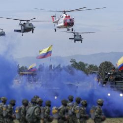 Las Fuerzas Armadas de Colombia participando en la ceremonia de conmemoración de la Batalla de Boyacá, el Día del Ejército Nacional y el Día de la Bandera, en el Fuerte Militar de Tolemaida, en el departamento de Cundinamarca, Colombia. | Foto:Xinhua / Camila Díaz / COLPRENSA