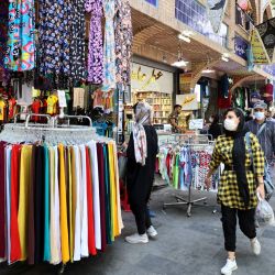 Los iraníes compran en el Gran Bazar de Teherán, la capital de Irán. | Foto:Atta Kenare / AFP