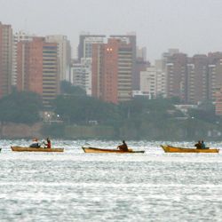 Los pescadores dirigen sus barcos en el lago de Maracaibo, estado de Zulia, Venezuela. | Foto:Luis Bravo / AFP