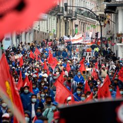 Miembros del Frente Unitario de Trabajadores (FUT), el principal sindicato de Ecuador, marchan contra el gobierno del presidente Guillermo Lasso, por el aumento del precio de los combustibles, en Quito. | Foto:Rodrigo Buendia / AFP