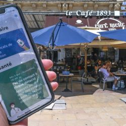 Un hombre muestra un documento de pase sanitario digital en su teléfono inteligente, en un restaurante en Montpellier, sur de Francia. | Foto:Pascal Guyot / AFP