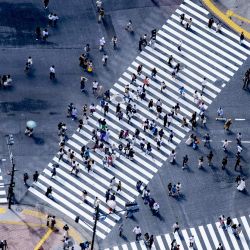 Vista aérea de personas caminando por una calle en Tokio, Japón. | Foto:Xinhua / Utrecht Robin / Abaca / ZUMAPRESS