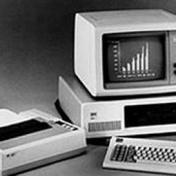 El 12 de agosto de 1981 IBM introduce su primera PC.