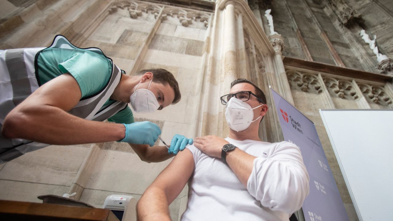 Un hombre se vacuna en el centro de vacunación instalado en la Capilla de Bárbara de la famosa Catedral de San Esteban en Viena, en medio de la nueva pandemia de coronavirus / COVID-19. | Foto:Alex Halada / AFP